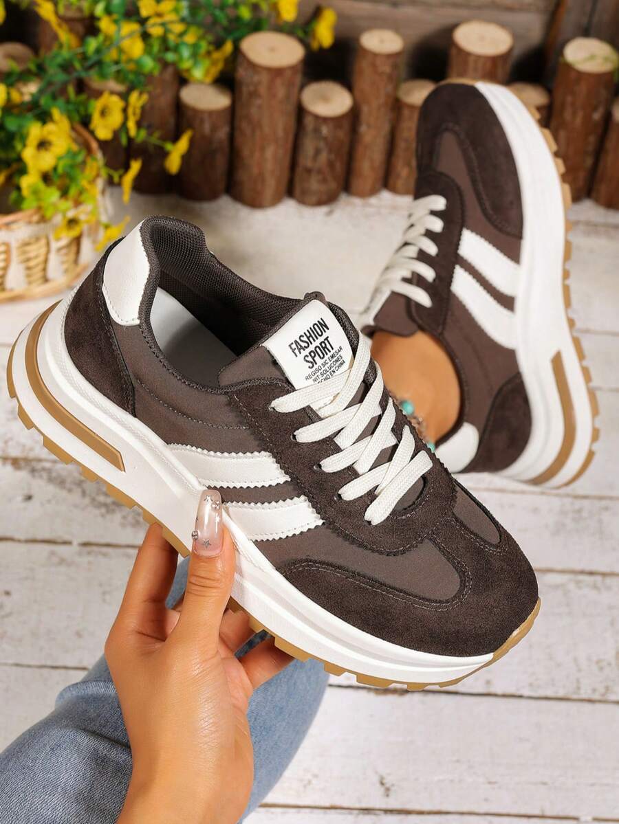 Sepatu Sneakers Olahraga Kasual Wanita Ujung Bulat Datar Bertali Motif Cetak Serbaguna - Coklat - View 1