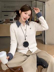 女款拼色粗針編織刺繡 Polo 領開襟針織衫，秋冬新款學院風拼接格紋長袖打底外套上衣 - 杏色 - 查看 3