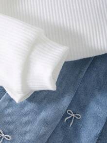 Spring/Autumn New Young Girls White Vertical Ribbed Collar Half-Button Long Sleeve T-Shirt With Pink Bow Embroidery On Left Chest, Paired With Light Blue Denim Pleated Skirt With Small Bow Embroidery, Sweet Style 2 Pieces Set For Girls - White - View 4