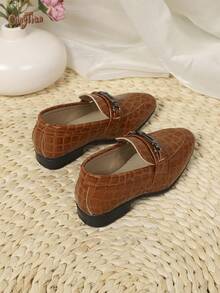 1 Pair Kids Metal Horse Bit Decor Crocodile Embossed Glossy PU Round Toe Low-Top Slip-On Low Square Heel British Style Loafers, Vintage Versatile, Suitable For School, Performance, Spring/Autumn Daily Wear - Brown - View 4