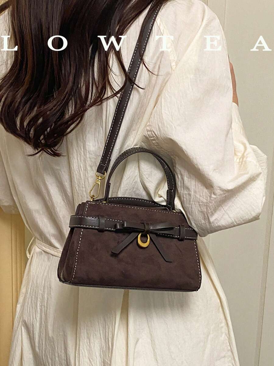 low tea New Stylish Women's Handbag, With An Adjustable Shoulder Strap And Fashionable Shoulder/Crossbody Design. A Minimalist, Solid-Color Commuter Shoulder Bag With High-End Metal Embellishments.
