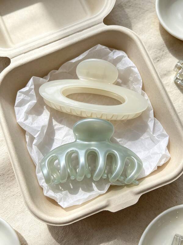 2pcs/1pc Women's Polka Dot Large Hair Claw 11cm/4.33in, White Color, Lightweight Plastic Material, Suitable For Daily Wear, Outdoor Activities, Casual Occasions, Party Gatherings, Commuting, Beach Vacation And More. Can Be Used For Hairstyles Like Ponytails, Buns, And More, Also Perfect For Daily Care Steps Like Face Washing, Bathing, Makeup, Etc.