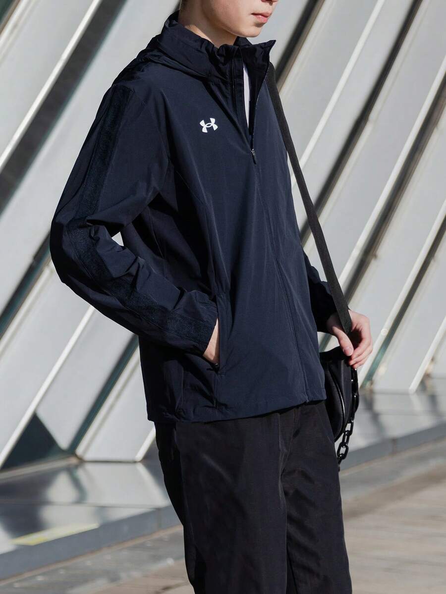 Under Armour 男士運動梭織連帽外套 跑步健身休閒運動外套 22500408-001 - 黑色 - 查看 1