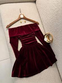 Gaun Pesta Kasual Wanita Warna Polos dengan Bahu Terbuka dan Detail Kerut - Merah - View 1