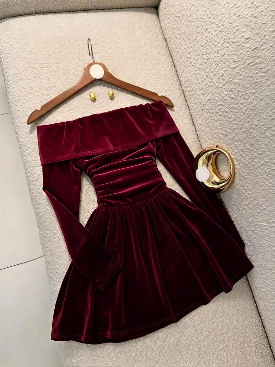 Gaun Pesta Kasual Wanita Warna Polos dengan Bahu Terbuka dan Detail Kerut - Merah - View 1
