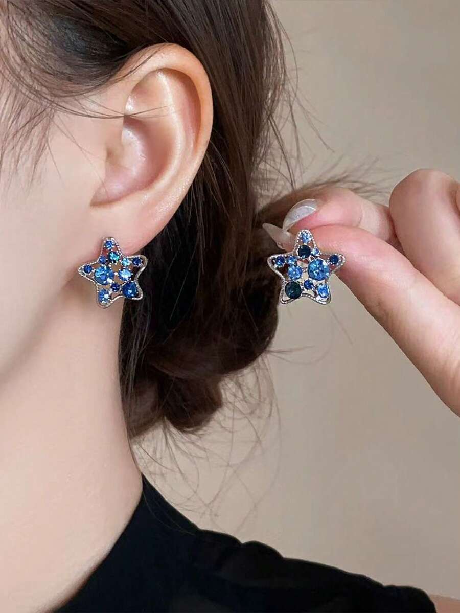 1 Pair Hollow Blue Full Rhinestone Star Stud Earrings, Cool Rhinestone Five-Point Star Earrings, Shiny Niche Personalized Daily Earrings - Blue - View 1
