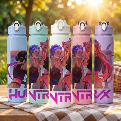 KPop Demon Hunters 1 pieza Botella de agua deportiva con tapa abatible a prueba de derrames estilo grupo de chicas K-POP, 5 colores, diseño de moda portátil, taza de viaje de 800ml-27oz con correa, pajita y tapa, diseño lindo, alta calidad, a prueba de fugas, a prueba de golpes, duradera para deportes al aire libre, taza portátil de gran capacidad, adecuada para viajes cortos, senderismo, picnic, correr, fitness, Día de la Madre, Halloween, Navidad, Acción de Gracias, Día del Padre, Día de San Valentín, estudiantes, familias, novio/novia, cumpleaños, regalos de graduación, adecuada para hombres y mujeres, también un gran regalo sorpresa para fans