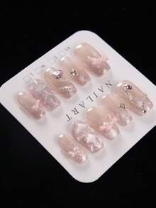 10片短方型穿戴式假指甲，夢幻手工壓克力假指甲，粉色漸層亮片、格紋紋理、3D粉色蝴蝶結、粉色愛心水鑽與銀色鏈條飾品，高光澤可重複使用，適合女性女孩日常穿戴、約會派對 - 粉色 - 查看 2