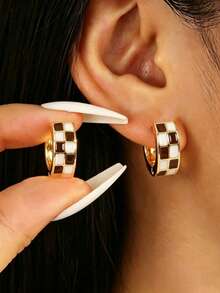 1 Pair Black & White Checkerboard Geometric Square Hoop Earrings, Fashionable Classic Minimalist Petite Earrings, Luxury Unique Design, Suitable For Casual Daily Wear, Football World Cup Accessory - Black and White Earrings - View 6