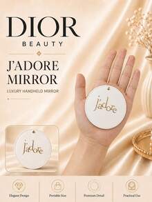 Cermin Dior J'adore, terbuat dari kulit sintetis putih, memiliki cermin definisi tinggi terintegrasi, berukuran ringkas, ringan, dan portabel, sempurna untuk merapikan riasan sehari-hari, dan cocok sebagai hadiah atau untuk penggunaan pribadi. - Putih - View 3