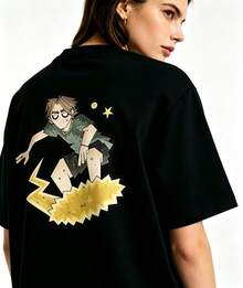 Lässiges T-Shirt aus 100 % Baumwolle, lockere Passform, handgezeichneter Grafikdruck eines jungen Mannes auf dem Rücken mit einem goldenen Blitz und einer - Schwarz - Übersicht 1