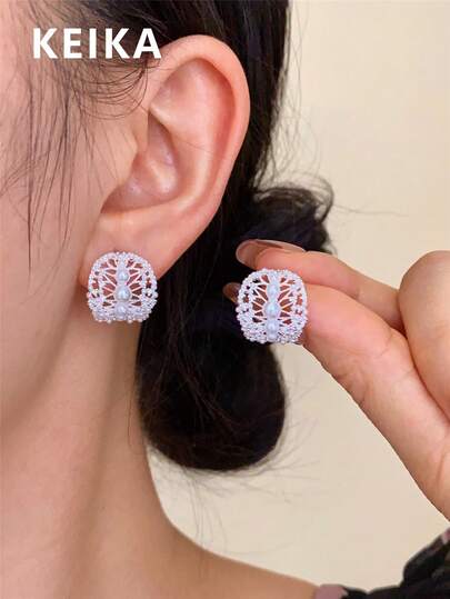 1 Pair French Vintage Hollow Faux Pearl Luxury Stud Earrings For Women, Elegant Fashion Earrings For Ball, Evening Party, Daily Wear And Commuting