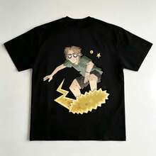 Lässiges T-Shirt aus 100 % Baumwolle, lockere Passform, handgezeichneter Grafikdruck eines jungen Mannes auf dem Rücken mit einem goldenen Blitz und einer - Schwarz - Übersicht 8