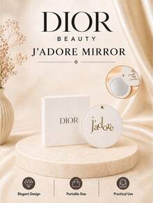 Cermin Dior J'adore, terbuat dari kulit sintetis putih, memiliki cermin definisi tinggi terintegrasi, berukuran ringkas, ringan, dan portabel, sempurna untuk merapikan riasan sehari-hari, dan cocok sebagai hadiah atau untuk penggunaan pribadi. - Putih - View 2