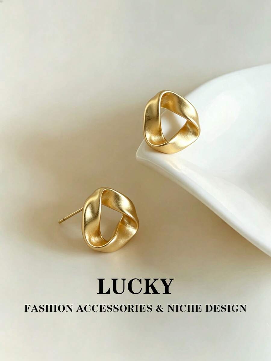 1 Pair Minimalist Small Stud Earrings, Vintage Twisted Triangle Design, Matte Finish, High-End Style, Suitable For Teenage Girls' Daily And Holiday Wear - Gold - View 1