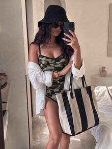 HOTTIE HABIT 女款優雅迷彩印花拼色飾邊V領連身泳衣，細肩帶腰部綁帶高衩修身單肩泳裝 - 彩色 - 查看 2