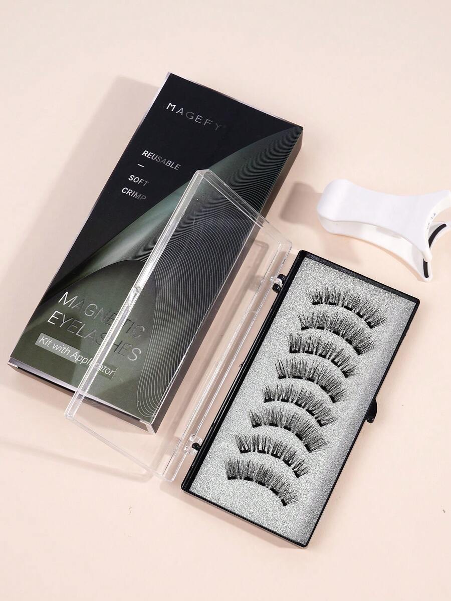 MAANGE 磁吸假睫毛套組 (2/1 對)，附附貼器 (通用尺寸)。加長外眼角，適合歐美眼型。可重複使用的半月形磁吸假睫毛。自然融合睫毛風格。濃密交叉睫毛設計。適合日常配戴，也適用於工作、學習、旅行、派對等場合。假睫毛、睫毛