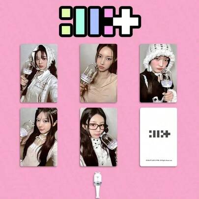 50pcs Women's Group Cheer Stick Selfie Photo Cards, Sweet Girl Headscarf Casual Outfit Lomo Cards, HYBE Women's Group Fan Collection Series, Full Set Cheer Stick Theme Photo Cards, Multiple Headscarf Soft Girl Style Outfits, Simple Minimalist Brand Card Back Design, Suitable For Card Album Storage, Scrapbooking, Offline Fan Meeting Support, Gift For Women's Group Fans