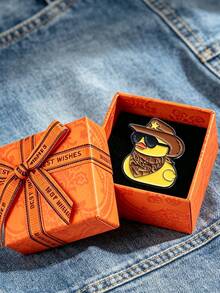 1 pieza Broche de esmalte de pato vaquero occidental con caja de regalo naranja, alfiler de pato de estilo americano genial para decoración de ropa y mochila - Multicolor - Ver 1