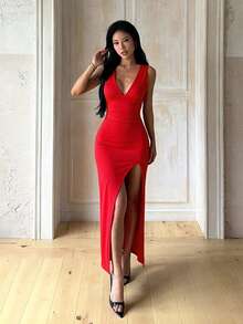 Gaun Wanita Musim Panas Merah Modis dengan Leher V dan Belahan Tali Bahu Tipis yang Elegan untuk Liburan - Merah - View 2