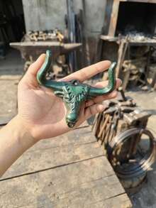 1 pieza Gancho de pared con cabeza de toro de hierro fundido, gancho rústico de estilo occidental de 4.92 pulgadas hecho a mano de alta resistencia, acabado en bronce antiguo, adecuado para abrigos, llaves, correas, toallas, sombreros, bolsos, decoración vintage de granja y granero para todo el año, regalo de inauguración de casa para sala de estar, dormitorio, cocina, interior/exterior - Verde Oscuro - Ver 12