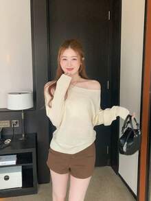 Áo len nữ vai bất đối xứng, áo dệt kim hở vai dáng rộng, form suông, màu trắng kem, nhẹ, mùa thu - Màu trắng sữa - Xem 3