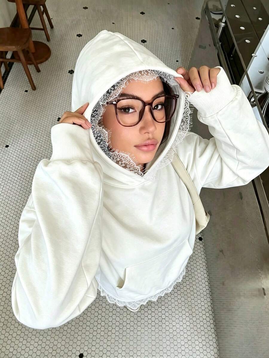 بلوزة رياضية نسائية كاجوال أنيقة للخريف/الشتاء مع رقعات دانتيل وغطاء رأس، بقصة فضفاضة وتصميم 2 في 1، مناسبة للرياضة والتنقل اليومي - أبيض - مشاهدة 1