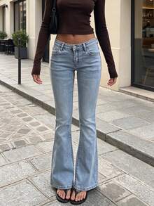 Celana Jeans Biru Muda Model Low Waist Flare dengan Desain Saku Lipat Vintage yang Mengangkat Bokong - Light Wash - View 2