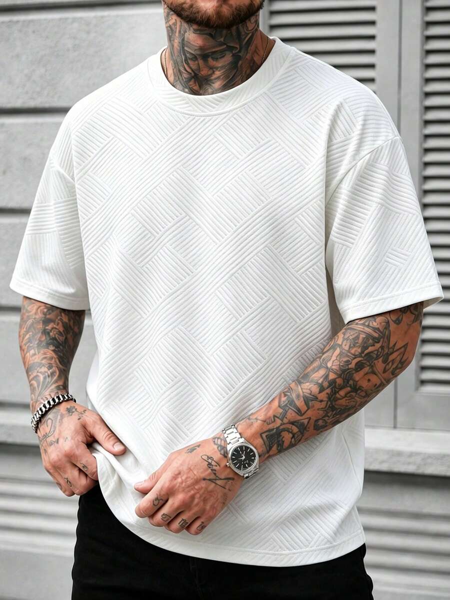 男士大尺碼壓紋幾何圖案T恤,寬鬆版型白色壓紋圓領T恤,極簡街頭風休閒上衣,大尺碼夏季時尚 - 白色 - 查看 1