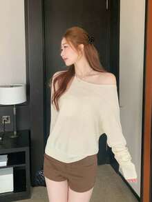 Áo len nữ vai bất đối xứng, áo dệt kim hở vai dáng rộng, form suông, màu trắng kem, nhẹ, mùa thu - Màu trắng sữa - Xem 2