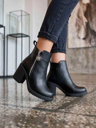 Botines de plataforma con cremallera en costado exterior. Ocasiones de uso: Casual, entornos de trabajo, paseos por la ciudad y eventos sociales informales.