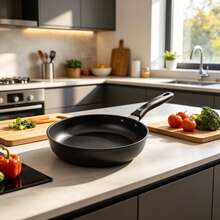 Sartén Antiadherente de Acero de 27 cm, Acabado Matte Negro, Mango Ergonómico de Plástico y Aluminio, Ligera y Resistente para Cocina Diaria - A - Ver 4