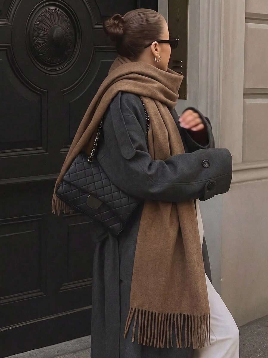 1件女款極簡純色羊絨圍巾，休閒百搭流蘇保暖披肩，時尚防寒外套，適合日常穿著