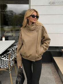 女款復古大廓型高領不對稱鈕扣長袖PU皮革機車夾克，休閒街頭風，秋季 - 卡其色 - 查看 4
