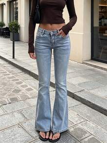 Celana Jeans Biru Muda Model Low Waist Flare dengan Desain Saku Lipat Vintage yang Mengangkat Bokong - Light Wash - View 3