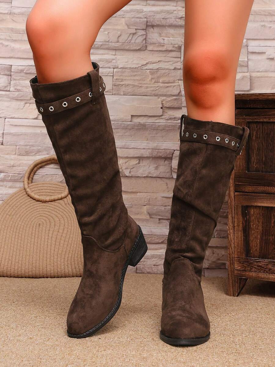 Botas altas hasta la rodilla de mujer con punta puntiaguda y fruncidas, estilo europeo y americano, material de ante con decoración de hebilla, zapatos de tacón alto ajustados, combinación perfecta para sudaderas con capucha, moda sexy para otoño/invierno - Café integral - Ver 1