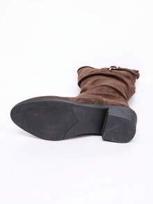 Botas altas hasta la rodilla de mujer con punta puntiaguda y fruncidas, estilo europeo y americano, material de ante con decoración de hebilla, zapatos de tacón alto ajustados, combinación perfecta para sudaderas con capucha, moda sexy para otoño/invierno - Café integral - Ver 9