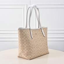 Coach City 33 經典老花大容量女款手提包兼單肩包，適合上班、通勤、日常購物、旅行與外出 - 卡其色和米色 - 查看 3