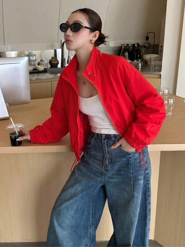 เสื้อแจ็คเก็ตสั้นน้ำหนักเบาสำหรับผู้หญิง สีแดงโรแมนติก ชั้นเดียว คอเชือกรูด สไตล์ลำลองอเนกประสงค์ ทรงหลวม สามารถสวมใส่เดี่ยวหรือสวมทับได้