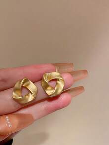 1 Pair Minimalist Small Stud Earrings, Vintage Twisted Triangle Design, Matte Finish, High-End Style, Suitable For Teenage Girls' Daily And Holiday Wear - Gold - View 3