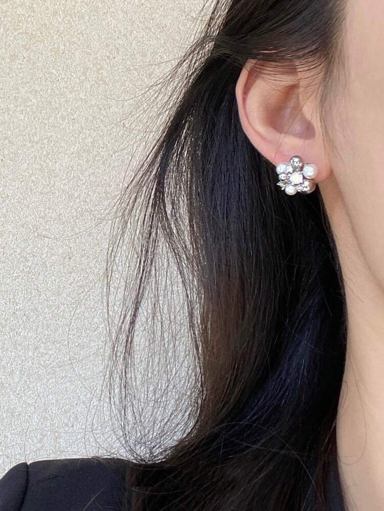 1對酷炫優雅水鑽小圓球人造珍珠耳釘，適合女性日常配戴 - 銀色 - 查看 4