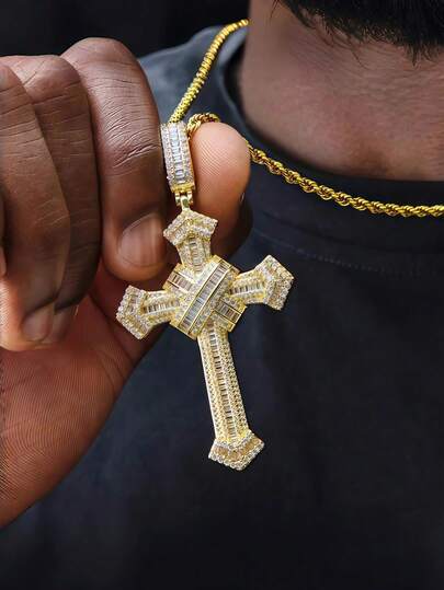 1 pieza Colgante de Cruz con Vendaje, Collar de Cruz Cuadrada con Diamantes Completos Estilo Hip-Hop Europeo y Americano, Artesanía con Incrustaciones de Circonita Trapezoidal, Rodeado de Pequeños Diamantes Redondos con Capas Ricas, Combinado con Cadena de Cuerda Retorcida. Accesorio de Estilo de Estrella de Rap, Diseño de Cruz Religiosa Vintage con Alto Reconocimiento, Superficie de Diamante Brillante y Gélida con Brillo Excepcional, Adecuado para Ropa de Calle, Fiesta y Actuaciones. Colgante Unisex Resistente, Piedras Seguras Resistentes a Caerse, Joyería de Lujo Hip-Hop Personalizada de Alta