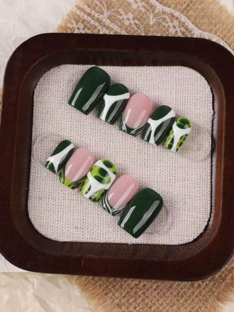 10 buah Kuku Palsu Pendek Persegi Buatan Tangan, Gaya Minimalis Hutan, Gradien Garis Kontras Hijau Tua dan Putih, Desain Patchwork French Pink Nude, Stiker Kuku Mengkilap yang Dapat Digunakan Kembali dan Dilepas, Cocok untuk Wanita dalam Perjalanan Sehari-hari dan Kencan - Olive Green - View 5