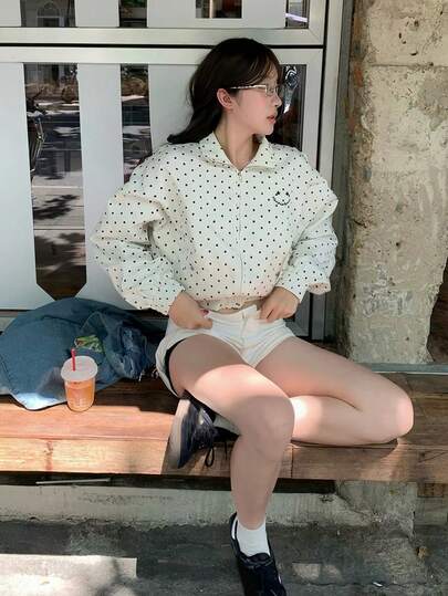 Jaket Wanita Gaya Amerika dengan Bordir Senyum dan Motif Polkadot di Seluruh Permukaan, Kerah Tegak, Longgar, Kasual, Serbaguna, Model Pendek