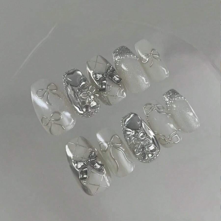 10 Buah Kuku Tempel Pendek Bentuk Almond Pipih Gaya Y2K Buatan Tangan, Kuku Tempel Trapesium Pendek Jepang dengan Pita Perak dan Hiasan Berlian Imitasi Bermotif Kotak-kotak, Cocok untuk Wanita, Anak Perempuan, Pesta, dan Pemakaian Sehari-hari, Juga Sebagai Hadiah - Perak - View 1