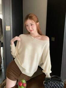 Áo len nữ vai bất đối xứng, áo dệt kim hở vai dáng rộng, form suông, màu trắng kem, nhẹ, mùa thu - Màu trắng sữa - Xem 1
