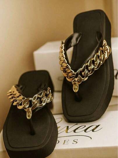 Chinela Papete Plataforma Feminina com Correntes Douradas Confortável Leve Bico Quadrado Casual Elegante Luxo