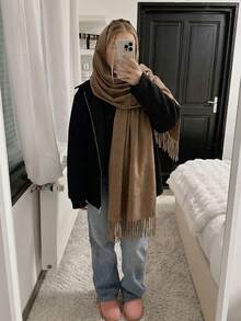 1件女款極簡純色羊絨圍巾，休閒百搭流蘇保暖披肩，時尚防寒外套，適合日常穿著 - 卡其色 - 查看 3
