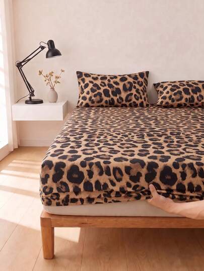 2/3-teiliges klassisches braunes Leopardenmuster Spannbetttuch-Set, ohne Füllung, atmungsaktives und komfortables Bettwäsche-Set aus Flanell-Mikrofaser für Schlafzimmer, 1 Stück Spannbetttuch + 1 Stück/2 Kissenbezüge, Schulanfang-Wohnheim-Bettwäsche-Set
