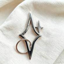New Niche Design Multi-Function Asymmetrical Axe-Shaped Carabiner Keychain, Exquisite Personalized Minimalist Accessory, Creative Anime Keychain, Fashion Party Gift - Silver - View 7